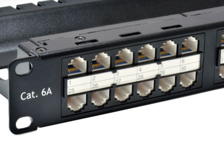 Pasante UTP - Panel de paso de 48 puertos-1U con gestión de cables incorporada